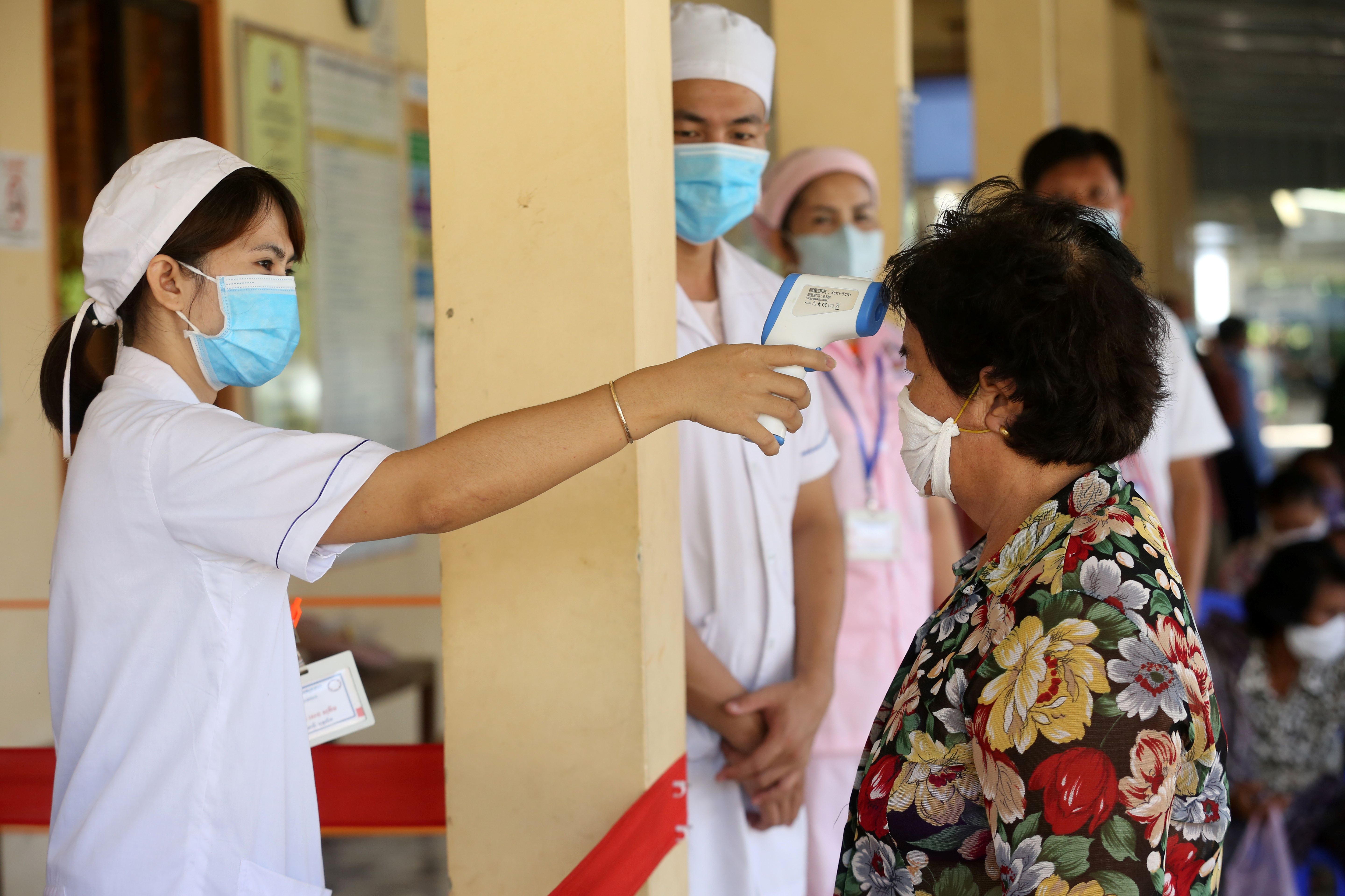 06072020-kh-patients-temperature-checking